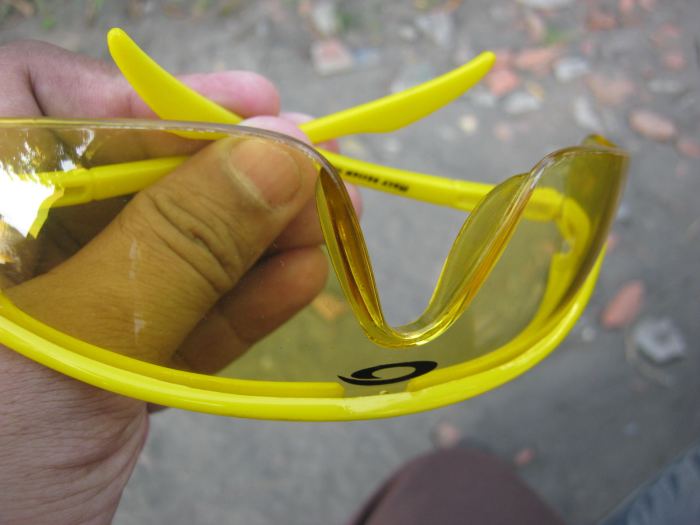 Enak banget pakai kacamata  kuning  karena lampu LED putih 